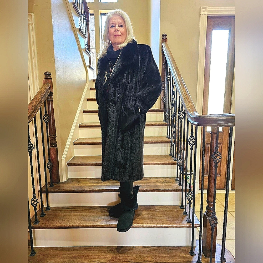 ✨ Step into Timeless Glamour: James Furlan Genuine Mink Coat ✨